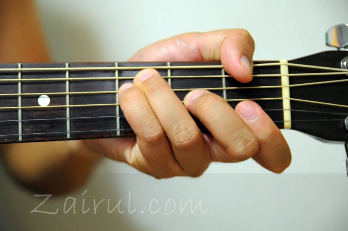 melatih gengaman tangan untu belajar gitar