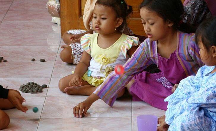 Permainan Tradisional Jawa Timur Indonesia Bola bekel