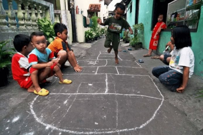 Permainan Tradisional indonesia Engklek 